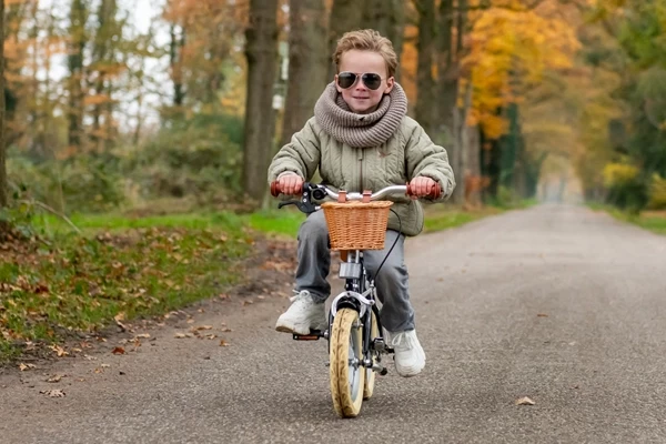 Zwarte kinderfiets inclusief stuurmandje