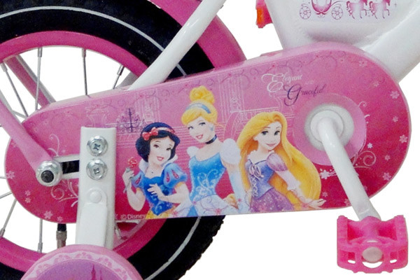 De fiets is versierd met mooie prinsessen prints.
