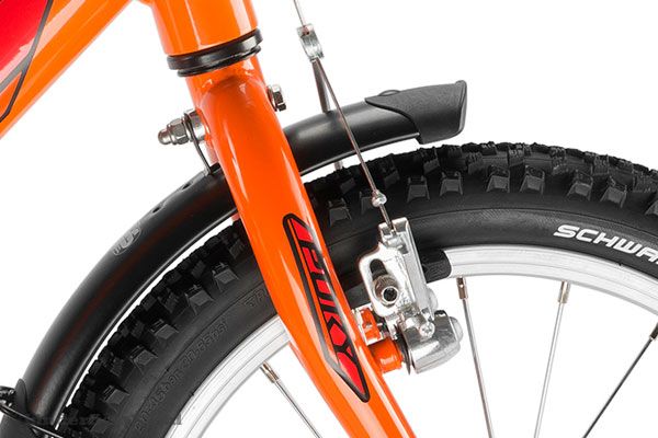 Voorzien van een handrem op het voorwiel.