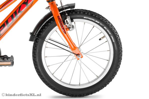 Voorzien van 16 inch wielen.