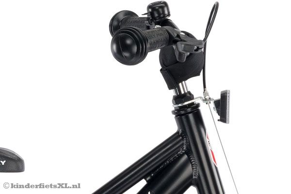Het stuur is voorzien van een kinbeschermer en bel.