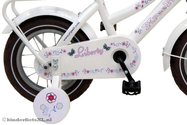 Fiets met mooie bloemen versiering.