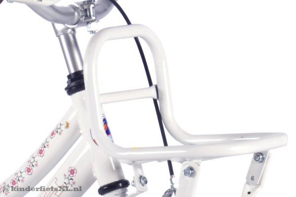 Handig rekje voorop de kinderfiets.