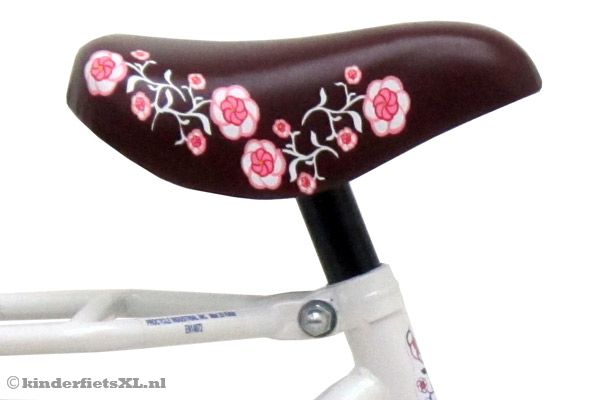 Bruin zadel versierd met bloemen.