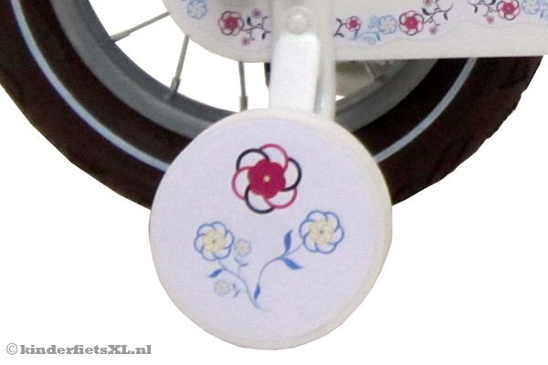 Witte zijwielen met bloemen aan de fiets.